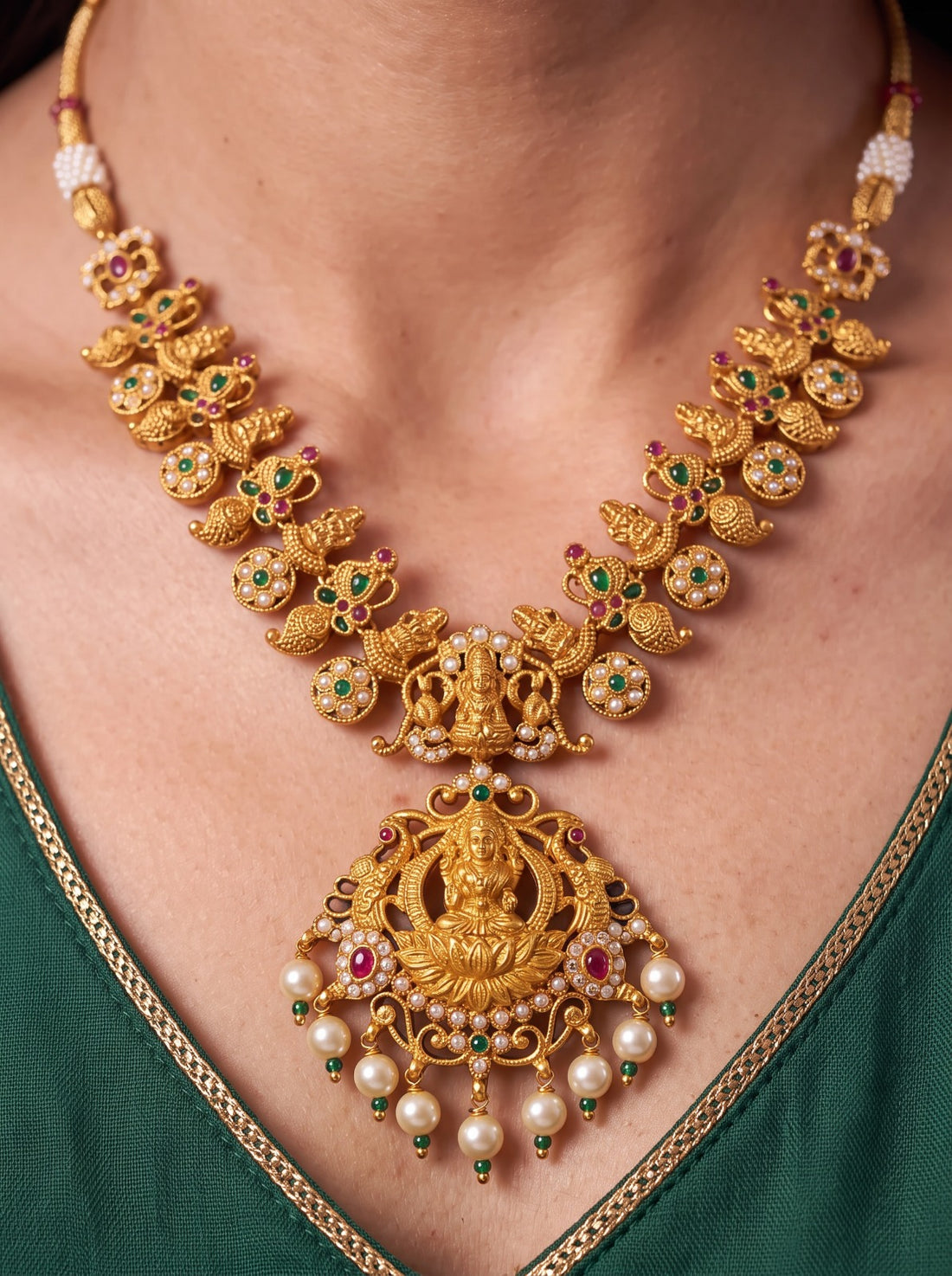 LAKSHMI PENDANT AD NECKLACE WITH EARRINGS
